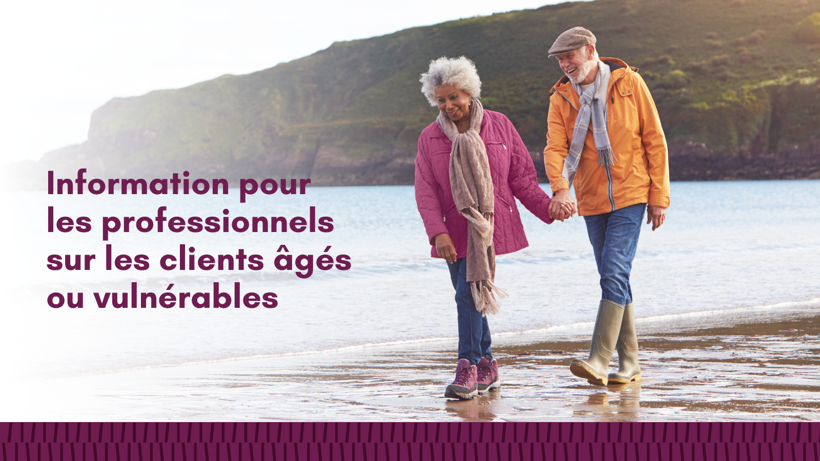 Couple âgé qui marche sur une plage