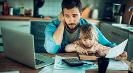 Un père inquiet passe en revue les factures de famille