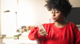 Une jeune femme regardant son téléphone.