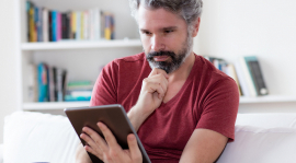 Un homme d'âge moyen utilisant une tablette.