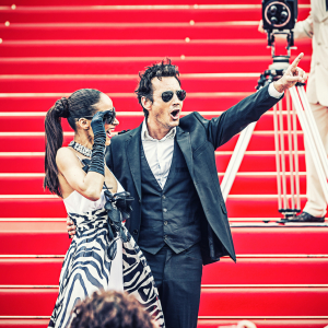 Un couple de vedettes pose pour une photo sur le tapis rouge 