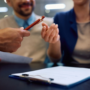 Un couple s’apprêtant à signer un contrat avec un conseiller financier. 