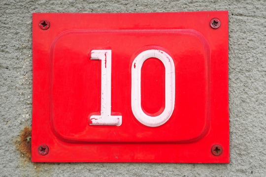 A red metal sign with the number ten in white.