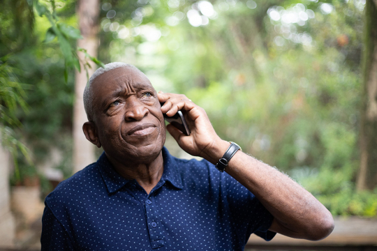 Un homme répondant à un appel téléphonique.