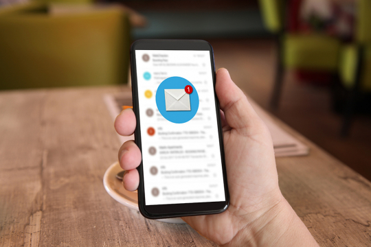 Un écran de téléphone avec une icône indiquant qu'un nouveau courriel a été reçu.