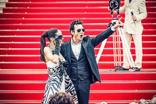 Un couple de vedettes pose pour une photo sur le tapis rouge 