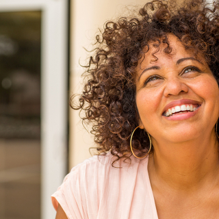 Une femme d’âge mûr souriant avec confiance.