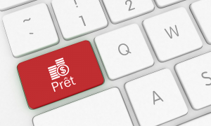 Un clavier d'ordinateur avec une touche rouge indiquant « Prêt ».