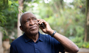 Un homme répondant à un appel téléphonique.