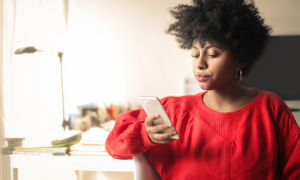 Une jeune femme regardant son téléphone.